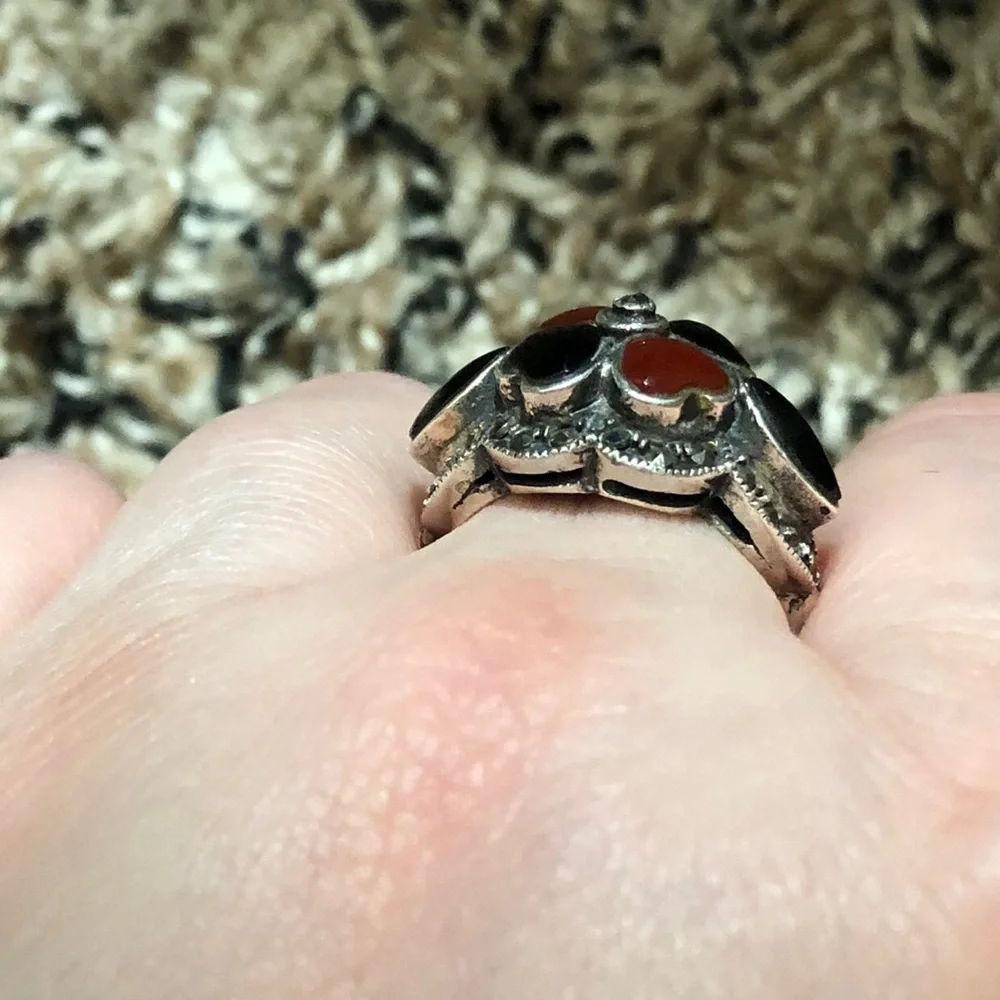 Vintage 925 sterling silver black & red stones & marcasite 8.25-8.5